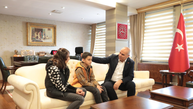 Vali Koç, Küçük Mirza’yı Makamında Ağırladı.