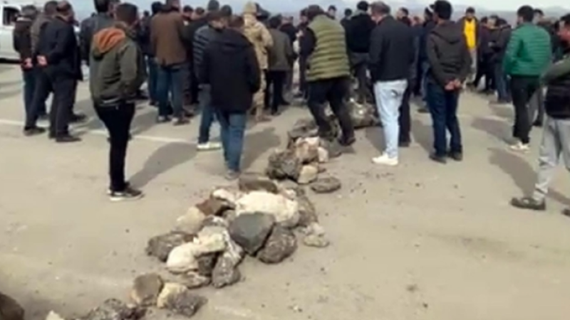 Sınırda TIR kuyruğu 30 kilometreyi buldu, sürücüler taş dizip yolu ulaşıma kapattı